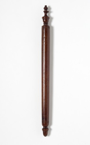 Een van negen houten mangelrollen voor mangelplanken
